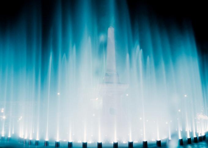 großer Musiktanzen-Wasserbrunnen auf der Wasseroberfläche
